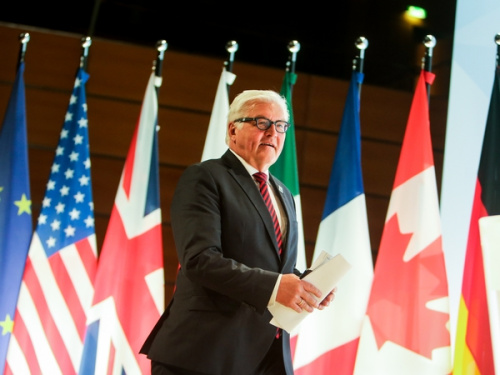 德国外长施泰因迈尔步入新闻会场。(图片来源：新华社记者张帆摄)